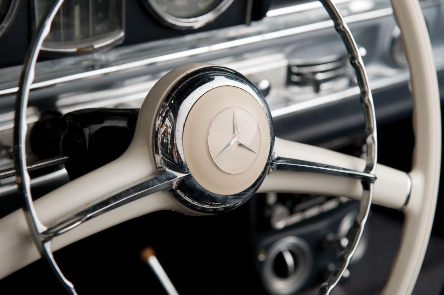  Mercedes-Benz 300 SL Roadster 1961 года  (фото 26 из 30)